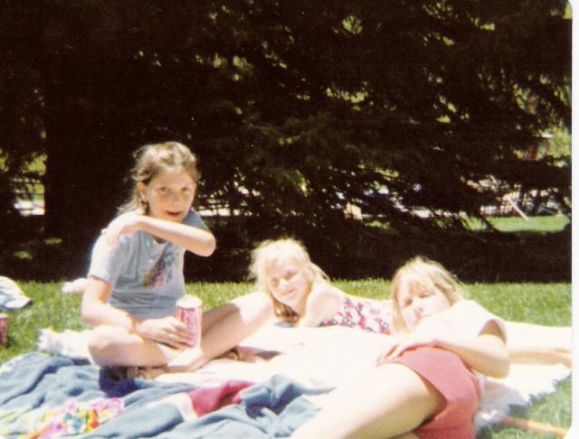 025-1978-0980KatieElissaOtherGirlOnBlanketsOnGrass