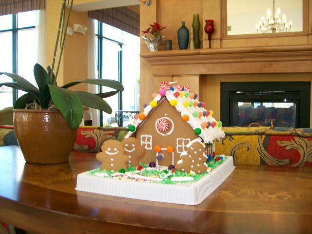 3 Hotel Gingerbread House - 100_0541 - 12.23.06 00.11