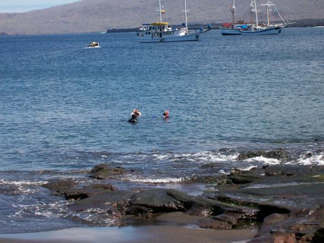 4 Snorkelers, Ships - 100_0659 - 12.26.06 11.52