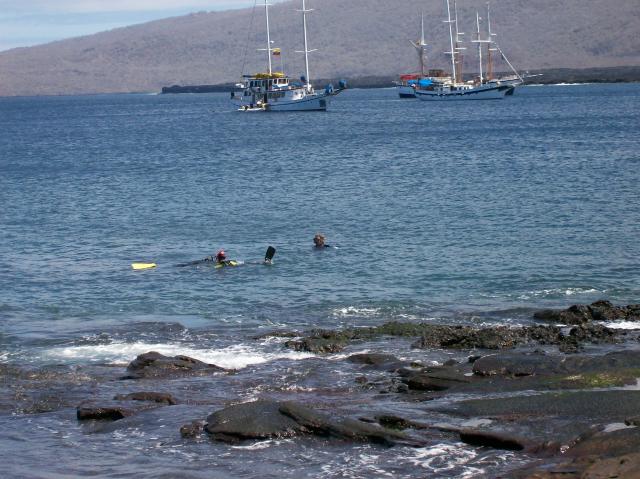 4 Snorkelers, Ships - 100_0660 - 12.26.06 11.53
