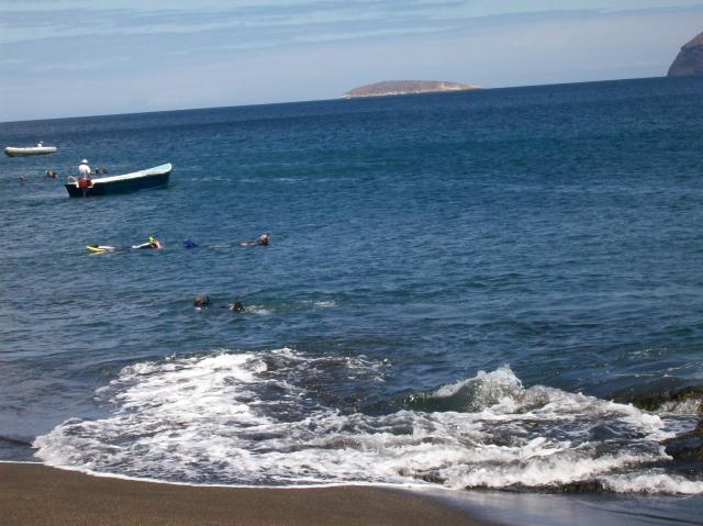 4 Snorkelers, Ships - Crop(rotate) - 100_0689 - 12.26.06 12.08
