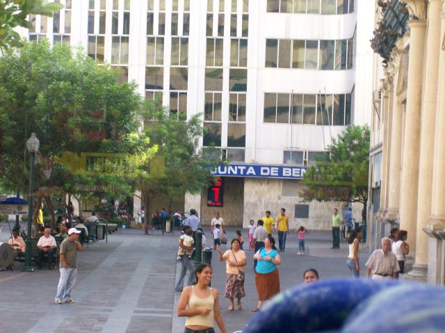 4 People Walking - 100_1266 - 12.30.06 17.02